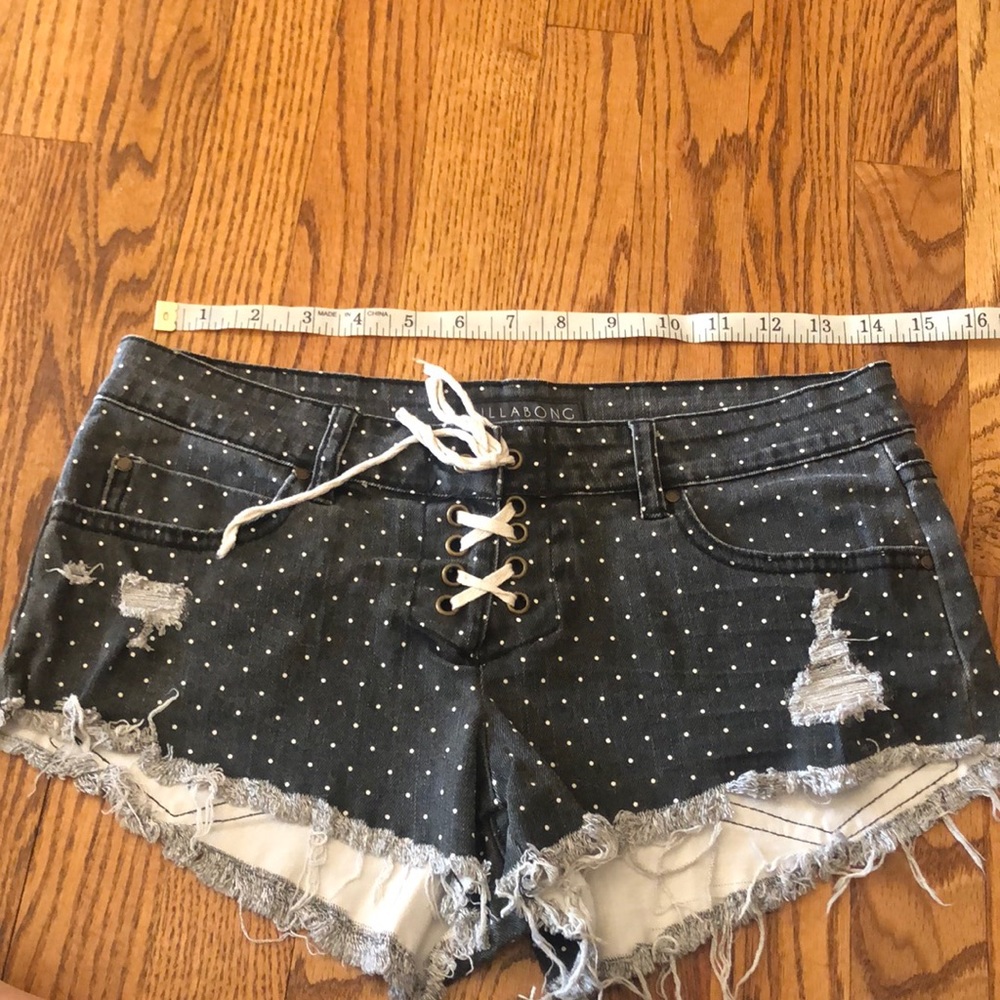 Billabong shorts size 3 like new !